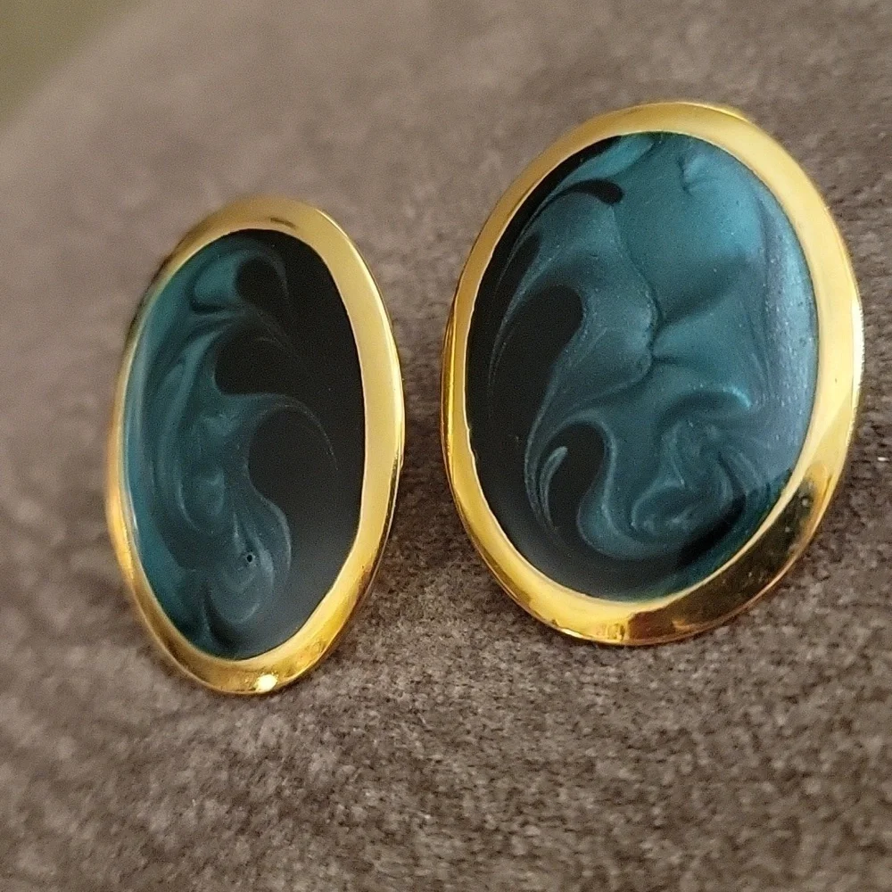3/$30 VTG 1980s Green Black Marbled Oval Earrings